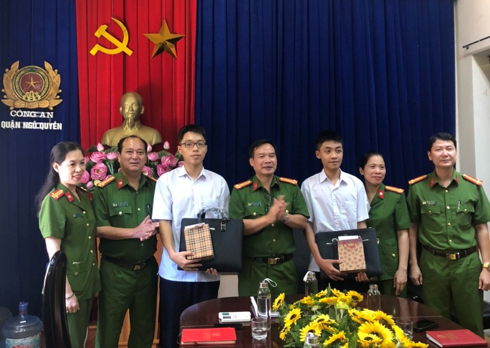 Công an quận Ngô Quyền: Khen thưởng con em cán bộ chiến sỹ có thành tích xuất sắc trong học tập